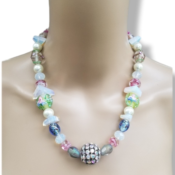Vintage Jewelry - VINTAGE WHIMSICAL FLOWER DESIGN ART GLASS BEAD & FAUX PEARL NECKLACE